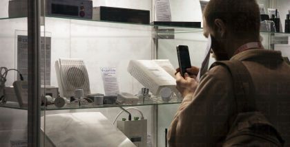 Существует большое число специальных методов обнаружения закладочных устройств. К ним можно отнести следующие:  индикацию электромаг- нитного поля;  радиосканирование;  радиоперехват;  анализ параметров линий связи и проводных коммуникаций;