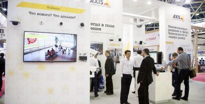 Axis Служба AXIS Internet Dynamic DNS Service или программа AXIS IP Utility помогут идентифицировать IP-адрес камеры
