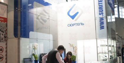 Некоторые устройства оснащаются простейшими средствами идентифи- кации: звуковой выход позволяет прослушивать демодулированный сигнал и выявлять радиомикро- фоны методом так на- зываемой «акустической обратной связи», вызыва- ющей самовозбуждение в тракте