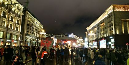 Москва Новогодняя ночь 2018 - Праздничная Тверская пешеходная зона вид от начала Тверской улицы