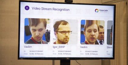 FACE.DJ Инновационное приложение для создания реалистичных 3D моделей лица по единственной фотографии. Наша технология позволяет построить 3D модель высокого качества с помощью обычной веб-камеры или телефона, не используя специализированное оборудование.