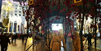 Москва Новогодняя ночь 2018 - Праздничная Тверская пешеходная зона костюмированное шоу на Тверской фрагмент инсталяции
