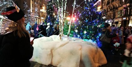 Москва Новогодняя ночь 2018 - Праздничная Тверская пешеходная зона снег для атмосферы зимы и праздника