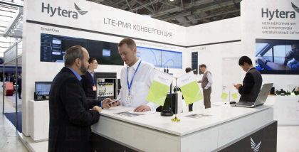 Hytera В дополнение к передаче голоса пользователям требуются и другие сервисы, такие как видеонаблюдение, удаленный сбор данных и мультимедийное вещание. Другими словами, пользователям необходимо не только слышать друг друга, но и видеть друг друга.