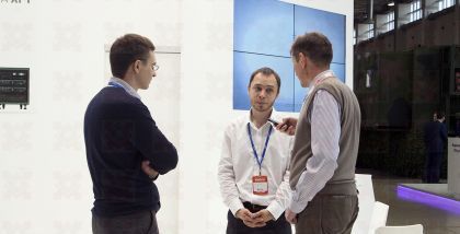 Hytera Развитие узкополосной и широкополосной связи Широко используемые в сфере общественной безопасности, нефтегазовой сфере, транспортной сфере и прочих сферах экономики и производства узкополосные сетевые коммуникационные устройства необходимы для экст