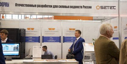 платформа имеет в своем составе операционную систему, которая всегда располагается в промежуточном слое между «железом» и прикладным или специальным ПО, она оснащена средствами обеспечения совместимости с обоими соседними слоями, а также поддержки взаимод