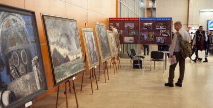 отсутствие косметики у женщин, кроме средств окрашивания волос;
