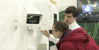 Axis также обеспечивает безопасную среду для персонала и клиентов – в любом месте от автостоянки до камеры хранения.