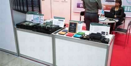 стенд Lanner Electronics D2.4 Компания Lanner — разработчик большого числа сетевых устройств, встраиваемых и промышленных компьютеров, компьютеров для установки в транспортных средствах, аппаратуры для промышленной автоматизации. Инфосекьюрити фототчет Se