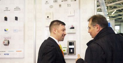 ekey назначаете права доступа каждому пользователю (или группе пользователей) индивидуально на каждую точку прохода