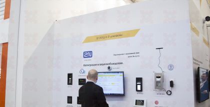 Axis Маршрутизатор получает открытый IP-адрес от Интернет-провайдера и распределяет локальные IP-адреса для устройств локальной сети