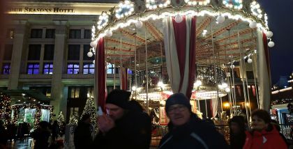 Москва Новогодняя - Карусель около здания Four Seasons Hotel