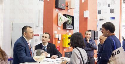 Тромбон, ComOnyX, Глагол Тип корпуса - настольный, алюминиевая панель, основание сталь, количество пультов в 1 системе до 4 шт., громкоговоритель 1 Вт, микрофон на выносной шее 23 см, питание от ЛБС напряжением 12-36 В, габаритные размеры не более 320х145