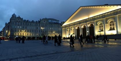 Москва Новогодняя - Манеж Центральный выставочный зал Манежная площадь дом 1 улица Воздвиженка 4/7 вид с Манежной улицы