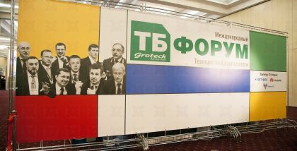 В России дроны используются для обеспечения безопасности объектов транспорта, промышленности, строительства, нефтегаза и энергетики и др. от внешних и внутренних угроз, когда необходимо предусмотреть наблюдение за подводной, воздушной обстановкой и меры п