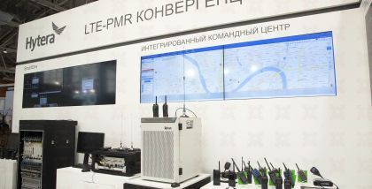 Стандартный комплект поставки • Радиостанция • Выносной микрофон-динамик с PTT • Кронштейн для выносного микрофона • Предохранитель • Монтажный кронштейн • Кабель питания • Руководство по эксплуатации