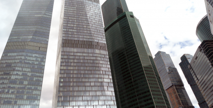 Security-Center. Границы реального мира. Москва-Сити Бизнес-центр. Эта картина рождала чувство близости к некоей глубочайшей тайне, которая могла вдруг раскрыться перед нами. За безжизненными жуткими хребтами, казалось, таились пугающие пучины подсознател
