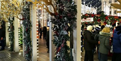 Москва Новогодняя ночь 2018 - Праздничная ярмарка на Тверской площади вид внутри торговых рядов