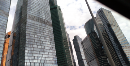 Security-Center. Границы реального мира. Москва-Сити Бизнес-центр. Эта картина рождала чувство близости к некоей глубочайшей тайне, которая могла вдруг раскрыться перед нами. За безжизненными жуткими хребтами, казалось, таились пугающие пучины подсознател