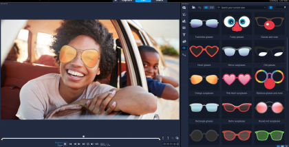 НОВЫЙ! Стикеры дополненной реальности VideoStudio Ultimate 2021 - стикеры дополненной реальности Добавьте индивидуальности любому видеопроекту с помощью стикеров для отслеживания лица, которые привнесут в ваши фильмы веселые моменты.