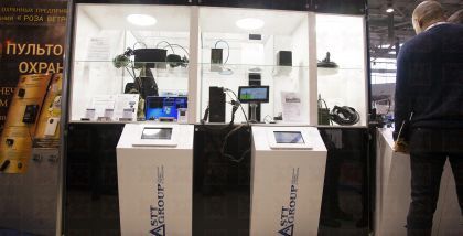 STT-GROUP В целом средства защиты информации в части предотвращения преднамеренных действий в зависимости от способа реализации можно разделить на группы:  • Технические (аппаратные) средства защиты информации. Это различные по типу устройства (механическ