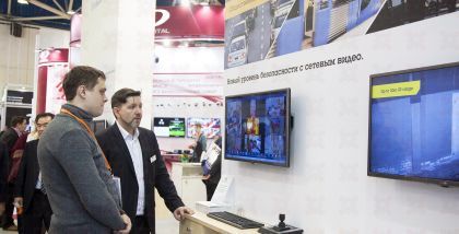 каким образом можно получить постоянный IP-адрес, чтобы обеспечить постоянную возможность доступа к камере Axis