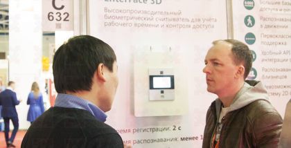 EnterFace 3D Комфорт пользователя     EnterFace 3D Gate распознаёт людей в очках, головных уборах, с бородой и усами, разного роста и возраста, не требуя прямого контакта с устройством. Чтобы регистрация проходила легко и быстро, на встроенный экран разме
