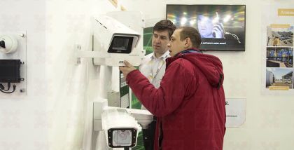 Контроль нескольких отделений из центрального или передвижного пункта, быстрая проверка и реагирование на сигнал тревоги Axis