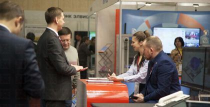 Если в первый день выставки наблюдается большое количество посетителей, то в последующие посетителей мало.