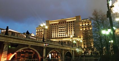 Москва Новогодняя - Манежная площадь вид на здание Four Seasons Hotel