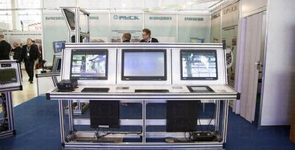 Конструктивно вычислитель  представляет собой защищенное изделие из алюминиевого сплава. Данная конструкция позволяет эксплуатировать изделие в жестких условиях: в помещениях, в кузовах на колесных и гусеничных шасси, как на стационарных, так и на подвижн