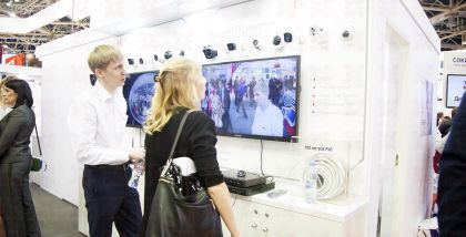 Hikvision Угол обзора объектива	3 x 128.5° по горизонтали, 75.7° по вертикали