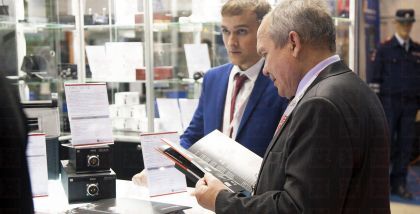 Технические меры делятся на аппаратные, программные и программно-аппаратные, реализуемые с помощью оборудования или программ на ЭВМ соответственно.