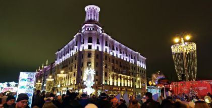 Москва Новогодняя ночь 2018 - Праздничная Тверская пешеходная зона вид на здание Тверской бульвар 28