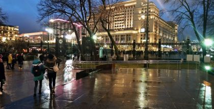 Москва Новогодняя - Александровский сад вид на здание Four Seasons Hotel