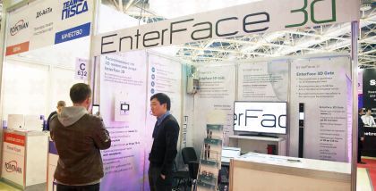 EnterFace 3D анализирует геометрию лица в 3D, что не требует прямого контакта с системой и позволяет пользователям оставаться в движении при прохождении контроля, экономя их время.