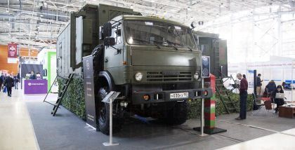«ИНТЕРПОЛИТЕХ-2017» Броневую капсулу не способна пробить ни одна из использующихся сегодня систем стрелковых вооружений, а стекла машины изготовлены из пулестойкого моллированного стекла и имеют толщину 19 мм.