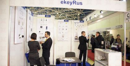 ekey Связь с компьютером устанавливается через LAN-конвертор, через который посылаются пакеты данных в сеть Ethernet и попадают на Masterserver с установленным программным обеспечением