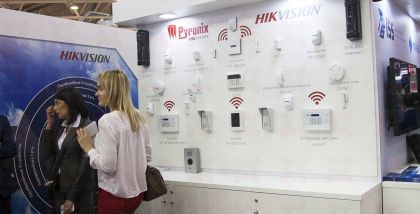 Hikvision Настройки изображения	Насыщенность, яркость, контраст, резкость, режим коридора , зеркалирование и маска приватности настраиваются через клиентское ПО или веб-браузер