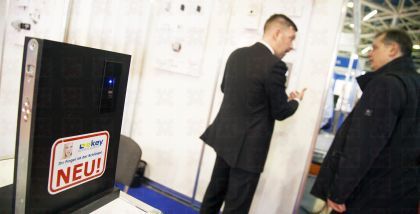 ekey можно назначать или запрещать доступ по дням недели, временным промежуткам, с использованием встроенного календаря