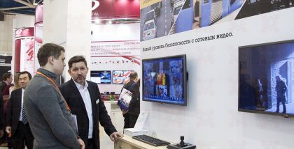 Поскольку присваиваемые IP-адреса могут изменятся провайдером (из-за ограниченного количества IP-адресов, распределяемых между клиентами) Axis