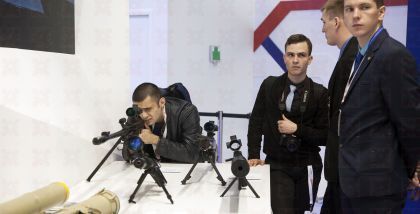 попытки изменения внешности, в том числе с помощью грима, накладных усов, париков, повязок, частая, немотивированная смена верхней одежды, приобретение необходимых аксессуаров для изменения внешности; приобретение, наличие документов с разными установочны