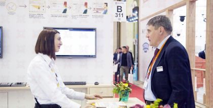 Следуйте инструкциям по установке сетевой камеры Axis