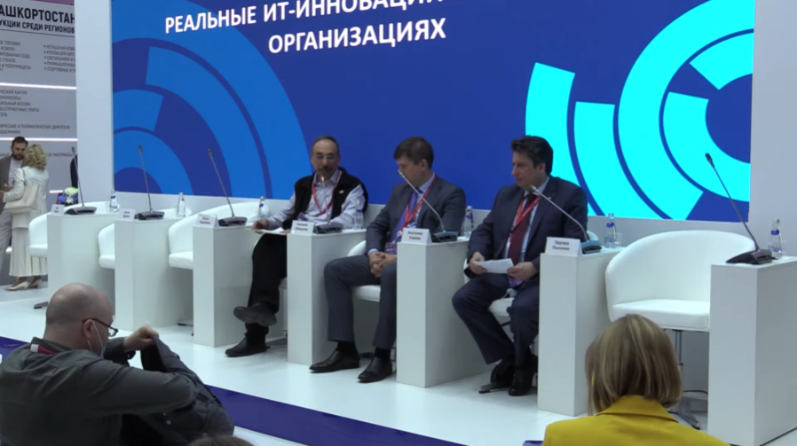 Реальные ИТ-инновации в крупных организациях. Инновации в ИТ стали драйвером развития компаний реального сектора и госуправления. 3 июня на Петербургском международном экономическом форуме, при поддержке фирмы «1С», прошел круглый стол «Реальные ИТ-инновации в крупных организациях». В нем приняли участие представители крупнейших отечественных компаний: Госкорпорации «Росатом», «Газпром нефть», «Соллерс», «Трансмашхолдинг», а также Департамента информационных технологий города Москвы. Модератором мероприятия выступил директор фирмы «1С» Борис Нуралиев. В 2020 году отрасль информационных технологий продемонстрировала способность быстро адаптироваться к внешним переменам. При этом для многих крупных организаций внедрение современных ИТ-решений стало важным условием функционирования бизнеса. Это стало ключевой темой круглого стола – его участники обсудили инновации из области ИТ, которые помогли им решить стратегические задачи цифровой трансформации бизнеса и ответить на внешние вызовы в период пандемии. Прошлый год стал годом взрывных инноваций, отметила Зоя Каика, заместитель генерального директора «Соллерс». В 2020 году компания работала над различными инновационными проектами, среди которых внедрение технологии дополненной реальности в сети сервисного обслуживания автомобилей, разработка предиктивных моделей, позволяющих с высокой вероятностью прогнозировать отказы двигателя, проблемы с топливной системой и другие существенные поломки. В разгар коронавирусной инфекции ИТ-проекты, связанные с медициной, с поддержкой ключевых бизнес-процессов по спасению жизней людей, приобрели особую важность. Эдуард Лысенко, Министр Правительства Москвы, руководитель Департамента информационных технологий города Москвы, рассказал об использовании искусственного интеллекта для диагностики COVID-2019 на основе КТ и МРТ. Точность такой диагностики составляет более 90%. Говоря об инновациях в ИТ для госсектора, министр сообщил о создании на базе «1С:Предприятия» единой облачной информационной системы уровня ERP для бюджетной сети из более 2000 учреждений. Директор по информационным технологиям Госкорпорации «Росатом» Евгений Абакумов объяснил, как информационные технологии меняют не только жизнь каждого из нас, но и мироустройство. Например, помогают с помощью ледоколов сделать более эффективным Северный морской путь. Директор дирекции информационных технологий, автоматизации и телекоммуникаций «Газпром нефть» Антон Думин отметил, что его компания в кратчайшие сроки перестроилась и, благодаря ИТ-решениям, перевела на удаленную работу 40 000 сотрудников без остановки рабочего цикла. По словам директора по информационным технологиям «Трансмашхолдинг» Анатолия Ушакова, информационные технологии всегда были неотъемлемой частью бизнеса, а сейчас они стали ключевым драйвером его дальнейшего развития и стабильности. Именно поэтому большую важность приобрел масштабный проект внедрения единой унифицированной системы на базе решения «1С:ERP Управление предприятием» в группе компаний, который даст мощный толчок в развитии вертикали автоматизации на ближайшие несколько лет. В целом все участники круглого стола отметили, что прошедший год был сложным, но при этом в условиях пандемии значимость ИТ-технологий, обеспечивающих устойчивое функционирование бизнеса и госуправления, возросла еще больше, чем раньше.