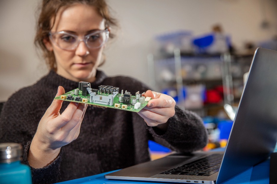 Кого поддерживает Autodesk Foundation? Как это финансируется?Каждый год Autodesk вносит 1% своей операционной маржи в Autodesk Foundation. В свою очередь, Фонд финансирует портфель из 30-50 организаций, ориентированных на воздействие, за счет грантов и инвестиций в трех областях возможностей воздействия: энергия и материалы, здоровье и устойчивость, а также работа и процветание. Инвестиции делаются в отрасли, которые Autodesk знает лучше всего, от архитектуры, проектирования и строительства до проектирования и производства продукции.С 2014 года Autodesk Foundation предоставил более 37 миллионов долларов в виде грантов и инвестиций, более 160 миллионов долларов в виде программных решений, переданных Autodesk, и почти 170 000 часов волонтерской работы сотрудников Autodesk. В совокупности он охватил более 6000 некоммерческих и социальных предприятий.Познакомьтесь с портфельными организациями, поддерживаемыми Autodesk Foundation , которые отстаивают технологии и решения, снижающие выбросы парниковых газов, повышающие устойчивость и повышающие равенство.