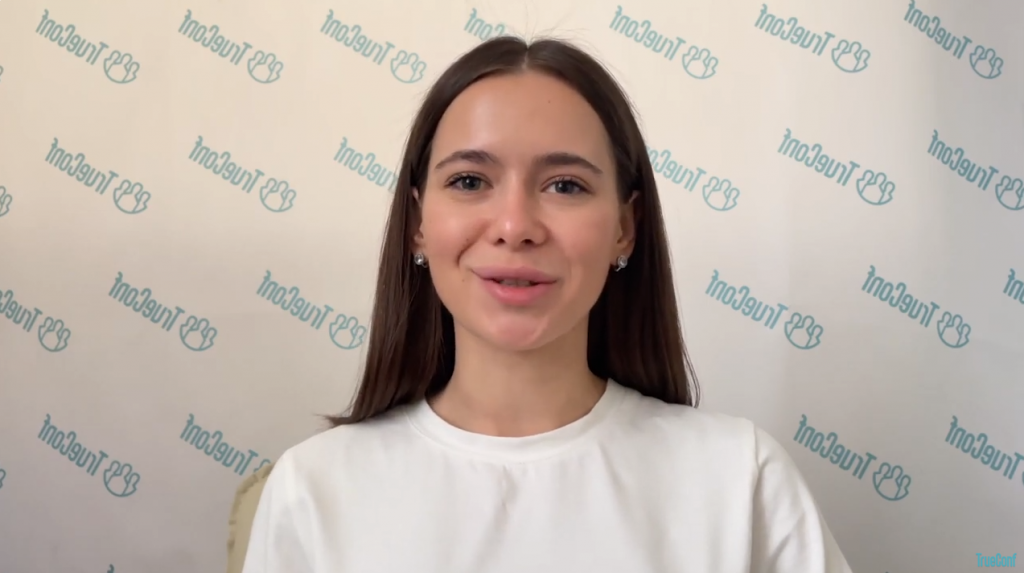Какой тип конференции выбрать в клиентском приложении TrueConf. В обучающем ролике рассказываем про типы конференций в клиентских приложениях TrueConf. К внутренней конференции конференции могут подключиться только пользователи с учётной записью на сервере организации. Публичная конференция предполагает возможность подключения к конференции любых желающих без авторизации на сервере: подходит для проведения вебинаров или встреч с внешними участниками. TrueConf 8.1, TrueConf 8.2, Купить TrueConf Server, Купить TrueConf Enterprise, TrueConf MCU, TrueConf Online, Купить Сервер ВКС, Outlook 2016, Office 365