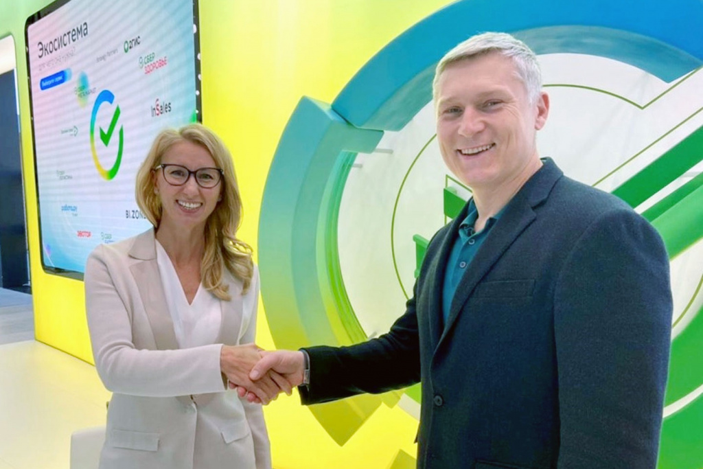 Кристина Тихонова, президент Microsoft в России, и Константин Круглов, старший вице-президент по новым цифровым поверхностям Сбербанка, CEO SberDevices.