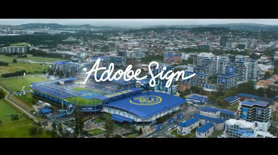 Бизнес движется с помощью Adobe Sign | Home Team | Adobe Document Cloud. Внезапный успех футбольного клуба второго дивизиона города вызывает огромный спрос на товары болельщиков, истощая их скромное предложение. Таким образом, маркетинговая команда клуба использует Adobe Sign для ускорения своей цифровой трансформации-чтобы быстро соответствовать спросу и создавать множество новых продуктов,—в результате чего весь город купается в цветах команды.