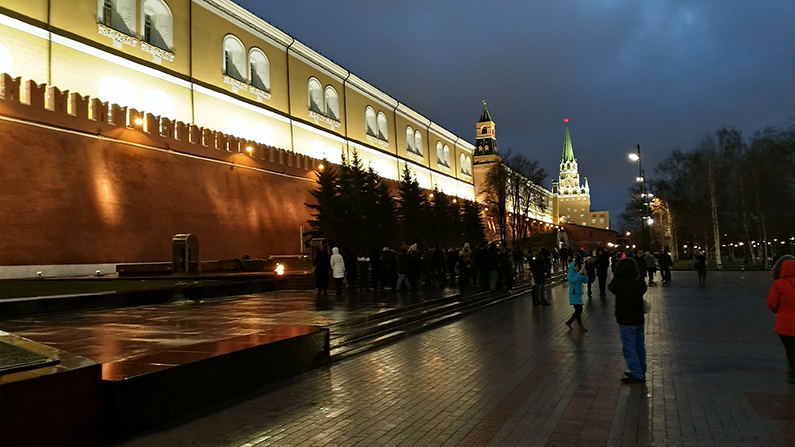 Москва, Кремлевская стена, Вечный огонь 31 декабря 2017