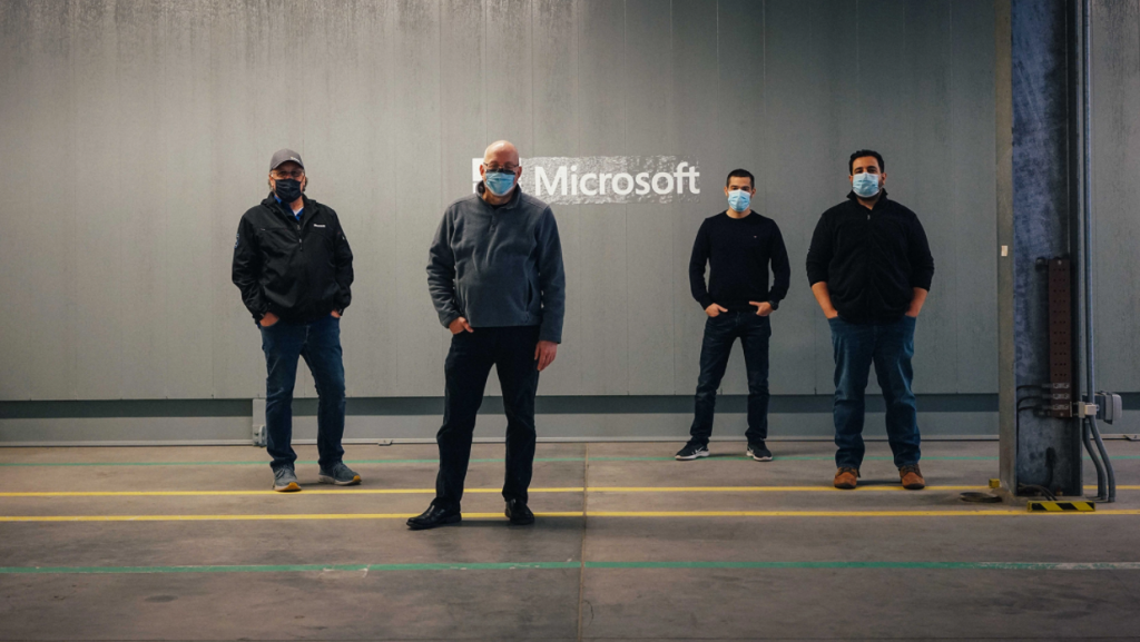 Команда Microsoft, которая изучает технологию двухфазного иммерсионного охлаждения. На фото слева направо: Дэйв Старкенбург, управляющий операциями центра обработки данных, Кристиан Белади, выдающийся инженер и вице-президент группы перспективных разработок для ЦОД Microsoft, Иоаннис Манусакис, главный инженер по программному обеспечению Azure, и Хусам Алисса, главный инженер по аппаратному обеспечению группы перспективных разработок для центров обработки данных Microsoft. Фото: Джин Тведт для Microsoft.